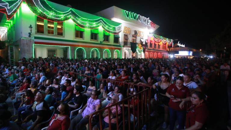 Miles de personas acudieron a la Plazuela República a celebrar la noche del Grito de Independencia.