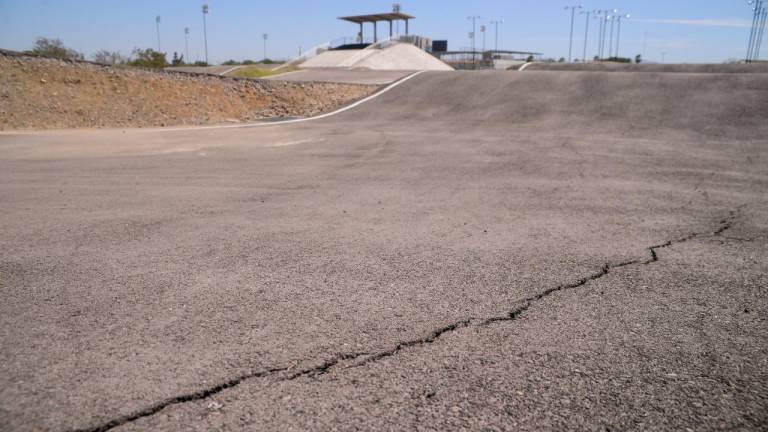 La pista de BMX presenta grietas y defectos en sus inclinaciones.