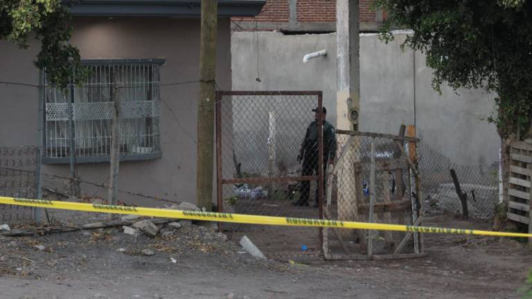 Autoridades resguardaron una vivienda de la colonia CNOP, en Culiacán, donde un ataque armado dejó un hombre muerto y dos mujeres heridas.
