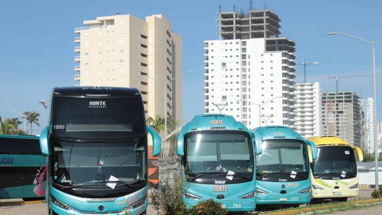 Charters carreteros reactivan el turismo en Mazatlán pese a clima e inseguridad.