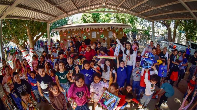 Niñas y niños de comunidades rurales de Ahome disfrutaron de una posada navideña realizada con la participación de autoridades y empresarios.