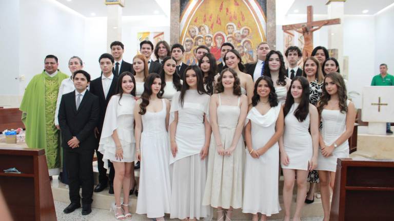 Alumnos de la Preparatoria Senda culminan sus estudios con una misa de acción de gracias.