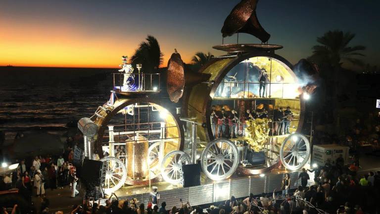 Los 2 de la S animaron con su música el carro alegórico donde desfiló el Rey de la Alegría Javier I “El Chiras”, desatando aplausos entre los asistentes.