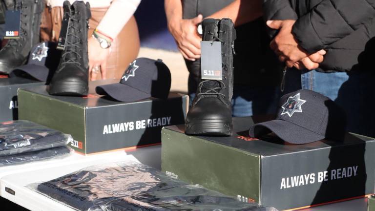 Autoridades municipales entregan 47 uniformes a elementos de Seguridad Pública local.