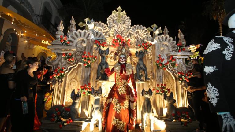 La emblemática Catrina “Guardiana de las almas”, diseñada por Luis Antonio Ríos “Momo”, encabezó la callejoneada de Día de Muertos en Mazatlán.