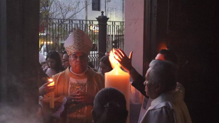 Fieles encendieron sus cirios durante la Vigilia Pascual en la Catedral de Culiacán, en un rito que simboliza a Cristo como la luz que vence la oscuridad.