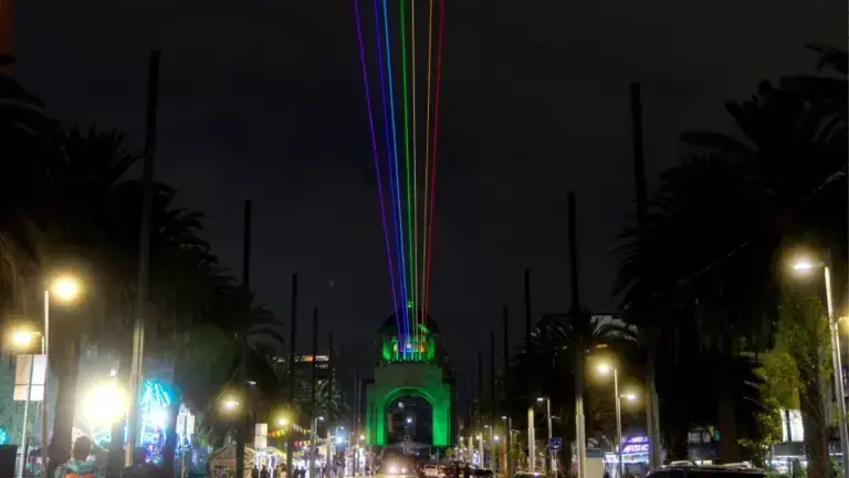 En la Ciudad de México activan el “Arcoiris Global” para conmemorar el Mes del Orgullo.