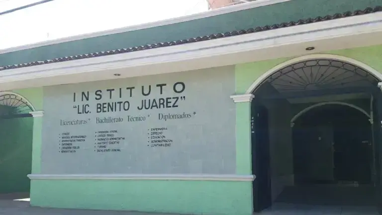 La gobernadora de Colima informó que cuatro municipios tendrían clases virtuales este martes.