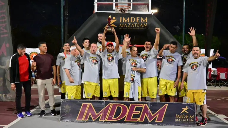 Amigos del Capitán celebra su título.