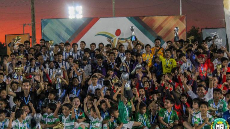 Todos los premiados presumen sus trofeos al finalizar la Liga Infantil y Juvenil Amigos de Mena Rodríguez.