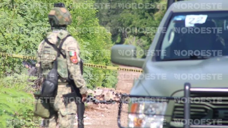 Elementos del Ejército acordonaron el camino donde fue localizado el cuerpo de un hombre, al norte de Culiacán.