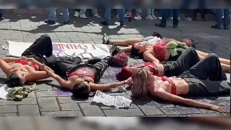 Protestan en desfile de la independencia en Cuernavaca por feminicidio de Claudia, estudiante española de la UAEM.