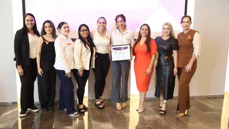 Alejandra Coppel recibe un reconocimiento de manos de las integrantes de Empremmexi Unión Empresarial.