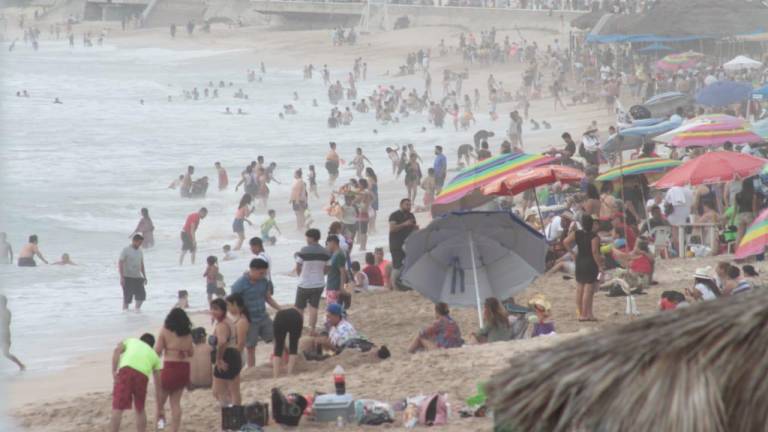 Durante el fin de semana, el flujo de bañistas en las playas de Mazatlán fue alto.