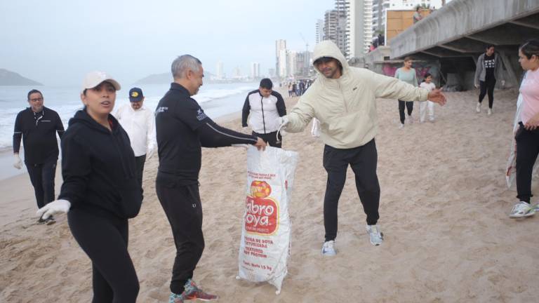 Mazatlán impulsa limpieza de playas con estudiantes y voluntarios.