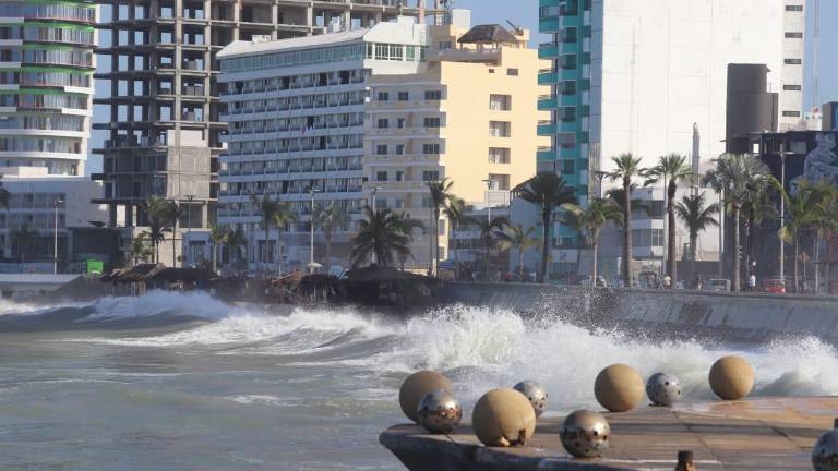Los negocios a orilla de playa en Mazatlán han sufrido daños por el oleaje intenso.