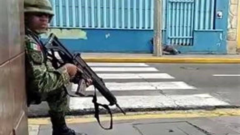 Un militar en posición de combate.