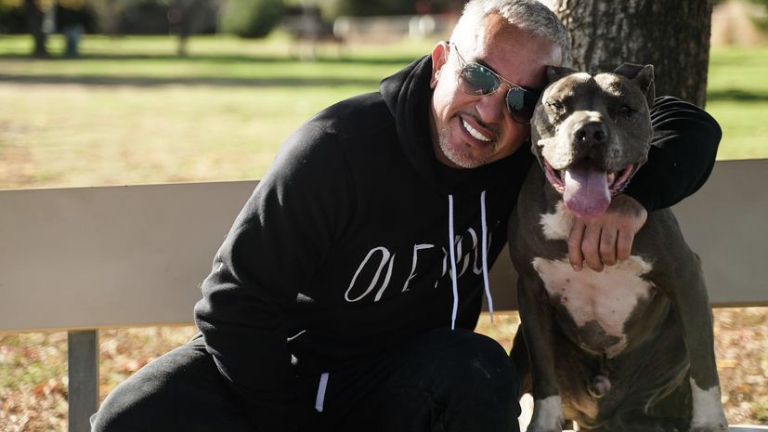 El “Encantador de perros” César Millán enfrenta demanda por ataques de su pitbull a una gimnasta.