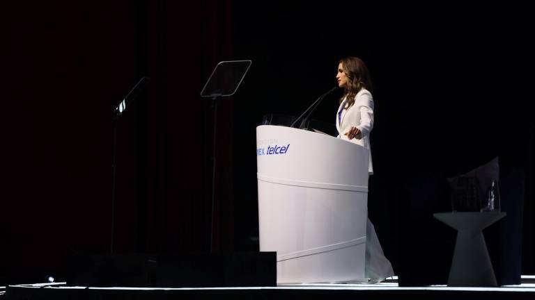 Reina Rania de Jordania habla ante jóvenes sobre avance tecnológico y la importancia de poner a la gente en el centro.