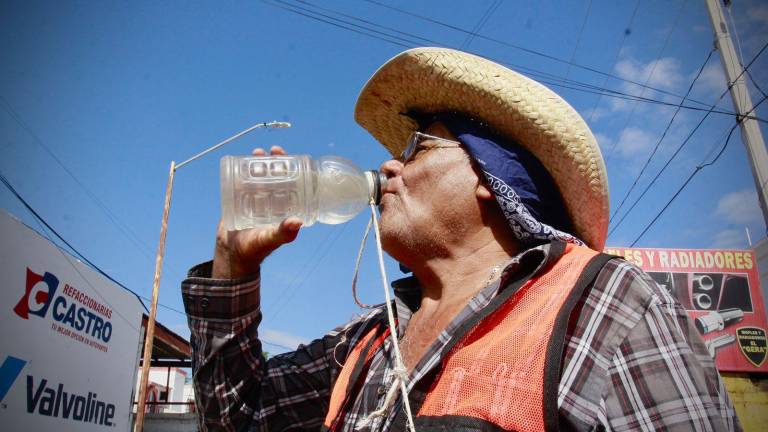 Mantenerse hidratado es importante para combatir las afectaciones por las altas temperaturas.