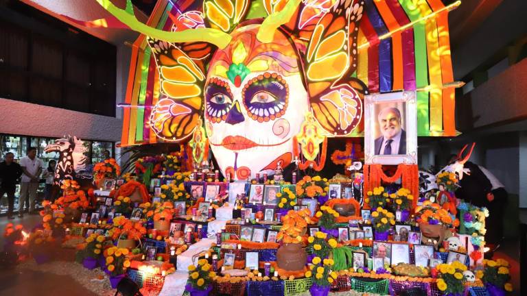 El altar del Grupo El Cid combinó elementos personales de Julio Berdegué Aznar y símbolos tradicionales del Día de Muertos, en un homenaje lleno de respeto y cultura.