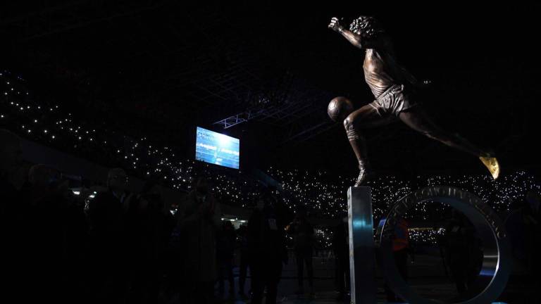 La imagen de Maradona en el estadio que lleva su nombre en Nápoles.