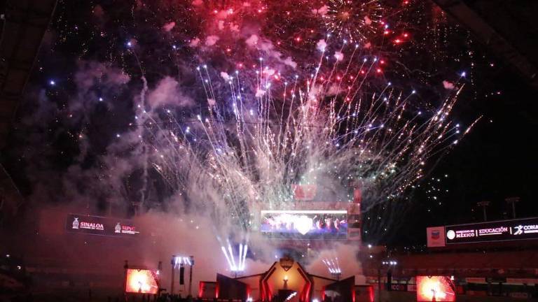 La pirotecnia hace su aparición en el Estadio de Tomateros.