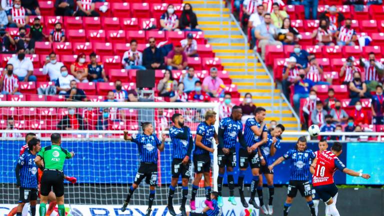 Chivas y Querétaro empatan en duelo de grandes goles