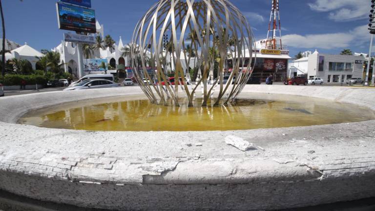 La glorieta “La Perla del Pacífico” aún muestra las huellas del fuerte impacto que dejó como saldo una persona fallecida y dos más heridas.