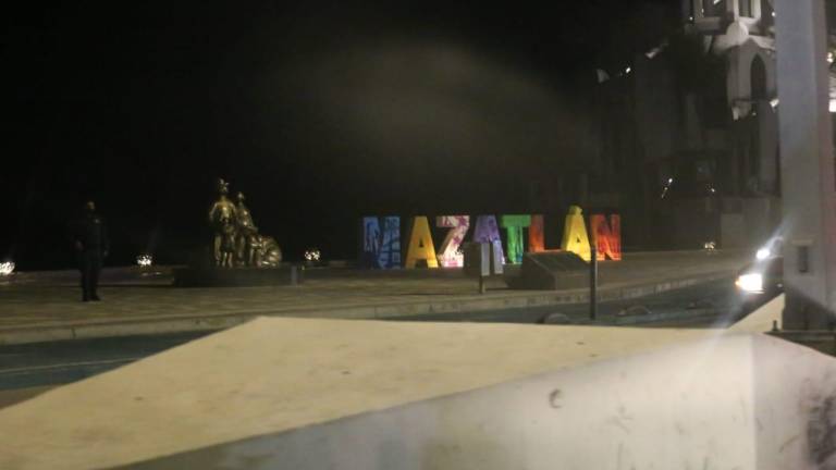 Hay pocos visitantes en las zonas turísticas de Mazatlán; en las letras del Malecón no había gente tomándose fotos