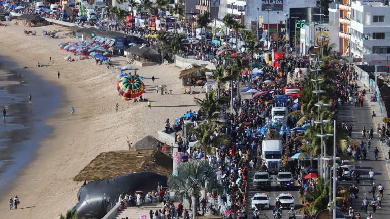 El Malecón de Mazatlán se llena de público para el segundo Desfile del Carnaval.