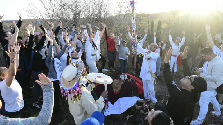 Parte de la ceremonia con la que se recibió el Equinoccio de Primavera en Tacuichamona, en Culiacán.
