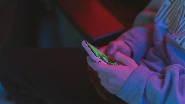La Presidenta Claudia Sheinbaum busca regular el uso de celulares para el próximo ciclo.