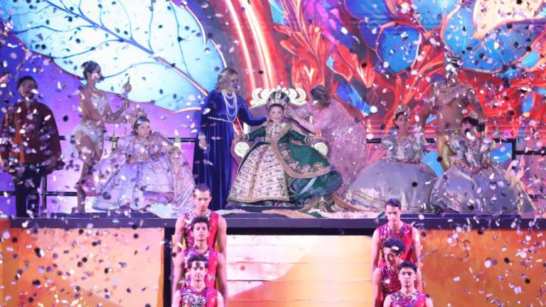 Bajo show de pirotecnia coronan a María Paula I, Reina Infantil del Carnaval de Mazatlán 2024