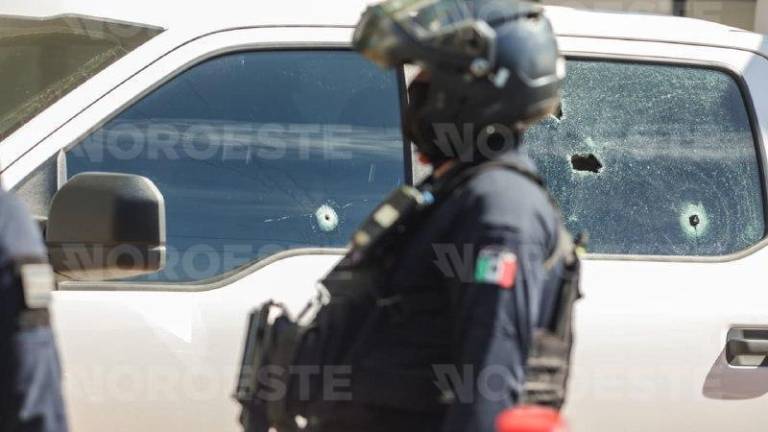 Una de las camionetas impactadas durante el ataque a los diputados Sergio Torres Félix y Elizabeth Montoya Ojeda.