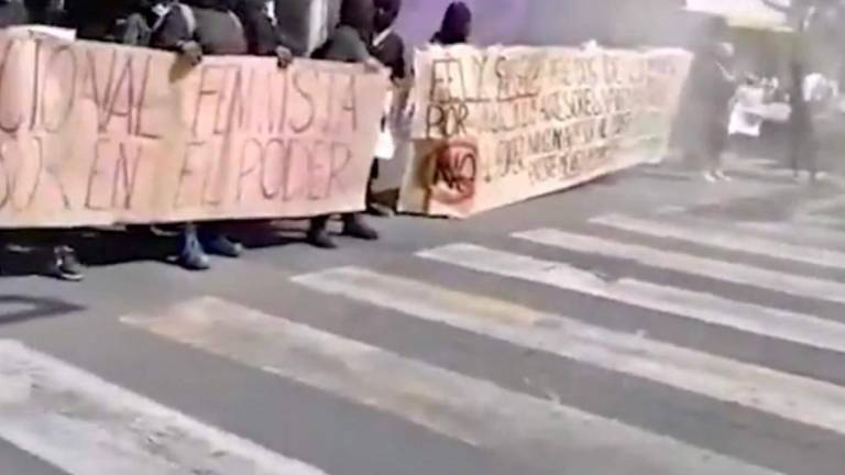 AMLO pide que marchas del #8M no sean violentas, ni mujeres dañen monumentos