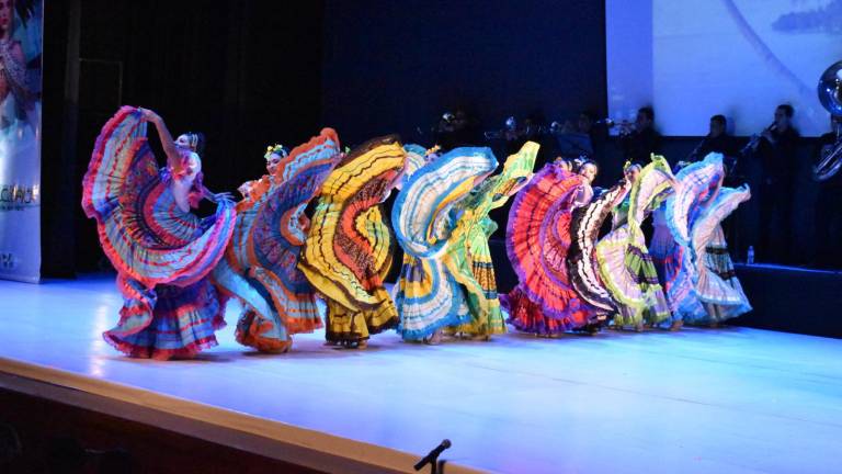 La Compañía Folclórica Sinaloense compartió el espectáculo Sinaloa, tierra fértil de danzantes,