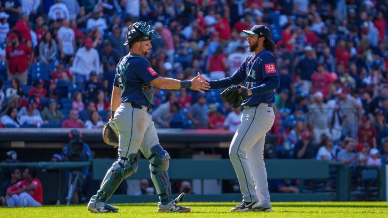 Andrés Muñoz (der.) lanzó una novena entrada perfecta, respaldando el trabajo de Bryce Miller.