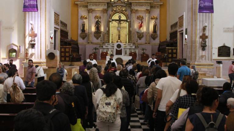 Feligreses acuden a la Catedral de Culiacán para ser parte de la ceremonia del Miércoles de Ceniza.