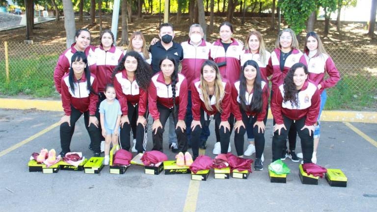 La Selección Femenil de futbol categoría Libre recibe sus uniformes.