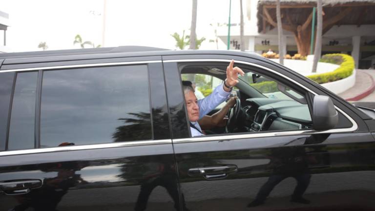 El Presidente de la República Andrés Manuel López Obrador arribó a las instalaciones del Hotel El Cid, ubicado en Zona Dorada, en donde pasará la noche de este viernes.