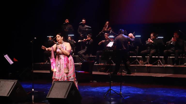 Regina Orozco brindó el concierto “De amor y otros infiernos” en el Teatro Ángela Peralta.