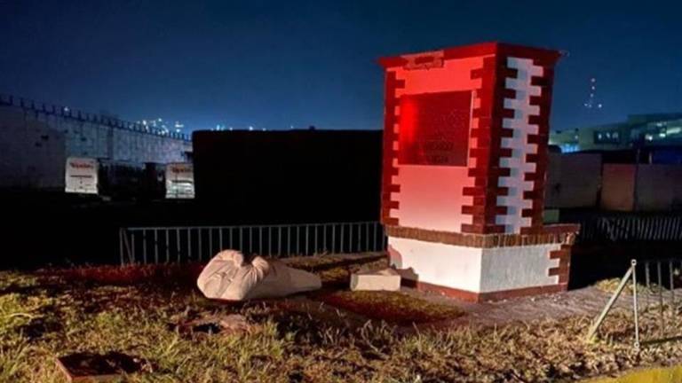 Estatua con la imagen del Presidente Andrés Manuel López Obrador que fue derribada en Atlacomulco, Estado de México.