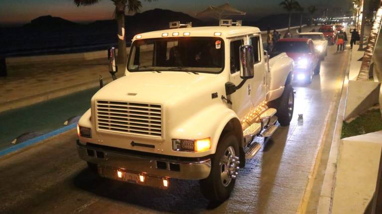 Semana de la Troca: Cientos de camionetas recorren el malecón de Mazatlán