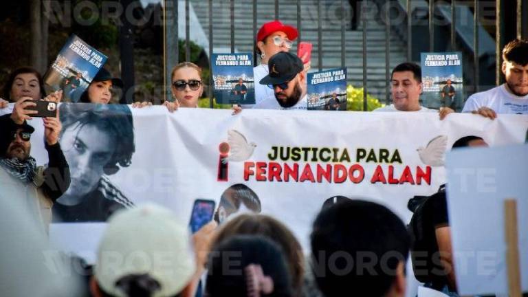 Familiares y ciudadanos marchan en Culiacán para exigir que la muerte de Fernando Alán no quede impune