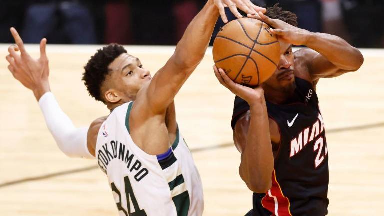 Milwaukee Bucks está a una victoria de barrer en su serie.