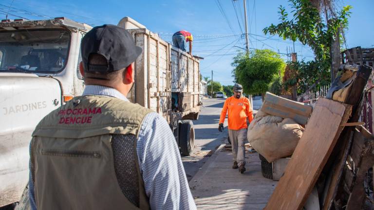 El personal de la Dirección de Salud Municipal y del área de Servicios Públicos trabajó en la colonia Rafael Buelna.