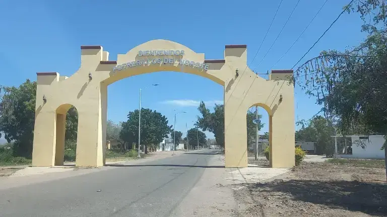 Automovilistas que circulaban por el tramo carretero reportaron el hallazgo del cuerpo a las autoridades.