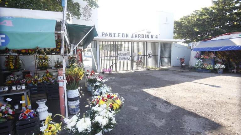 Se alista la venta de flores por el Día de Muertos en Mazatlán.