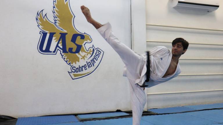 Jacobo Miranda, estudiante de la UAS, se cuelga cuatro medallas en Nacional de Karate